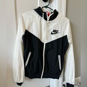 Women’s Nike Windrunner, M.